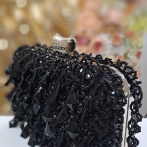 Wieczorowa kopertówka – czarna z cekinami i kamieniami