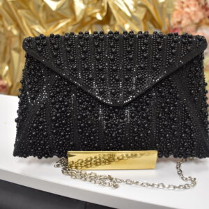 Torebka wieczorowa zdobiona czarnymi koralikami