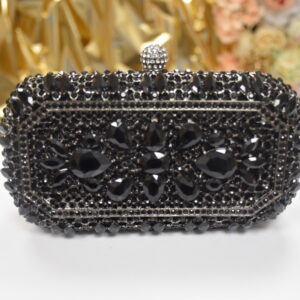 Puzderko zdobione czarnymi kamieniami